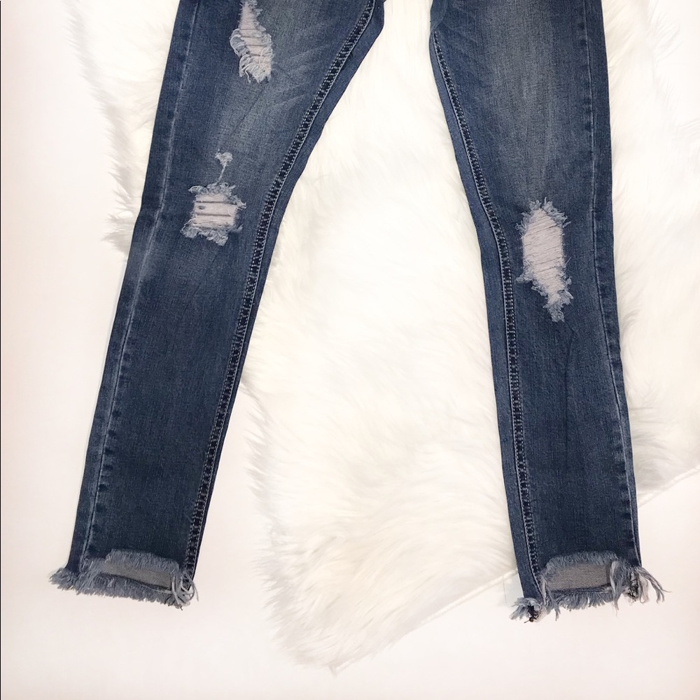 DISTRESSED DENIM JEANS